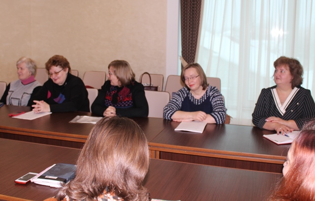 Викладачі університету Оксана Лабащук, Наталія Кучма та Тетяна Решетуха проводять методичний семінар з вчителями Великогаївської об'єднаної територіальної громади.